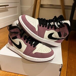 WMNS Air Jordan 1 MID SE Size 7, Light Mulberry/Black